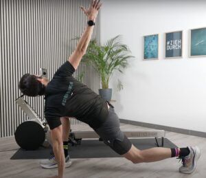 6 Dehnübungen für ein effektives Rudertraining: So erreichst du mehr Flexibilität am Rudergerät 16 Lars führt einen Ausfallschritt mit Rotation durch, um Hüftbeuger und unteren Rücken für das Rudertraining zu mobilisieren