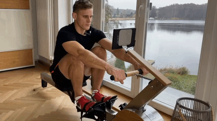Richtig Rudern auf dem Rudergerät: Dein Leitfaden für perfekte Technik 8 Karl trainiert auf einem Rudergerät mit Blick auf einen See.