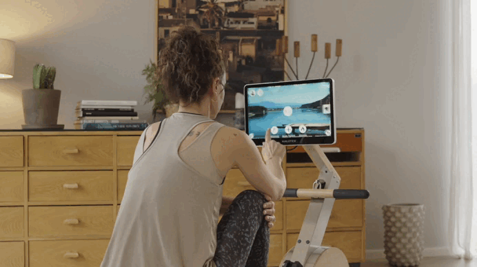 Intervalltraining auf dem Rudergerät: So bringst du deine Fitness auf das nächste Level 2 Person trainiert auf dem AUGLETICS Eight Style Rudergerät mit vordefiniertem Trainingsprogramm.
