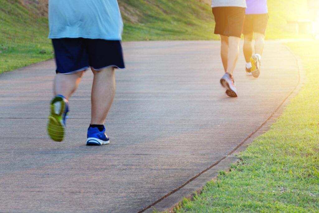 Rudern gegen Übergewicht: Der ideale Weg zu einem gesünderen Körper 4 fat man jogging 2024 12 05 18 11 12 utc