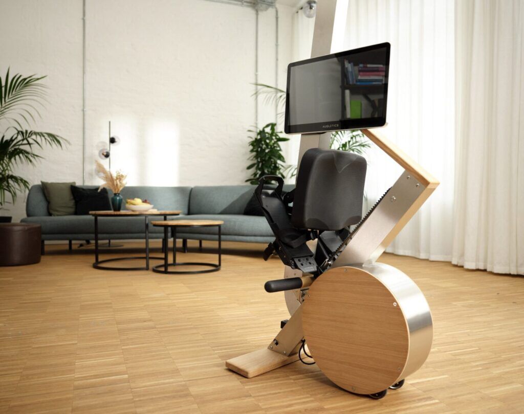 Le rameur Augletics Eight, au design moderne en bois et en métal, se trouve dans un salon élégant.
