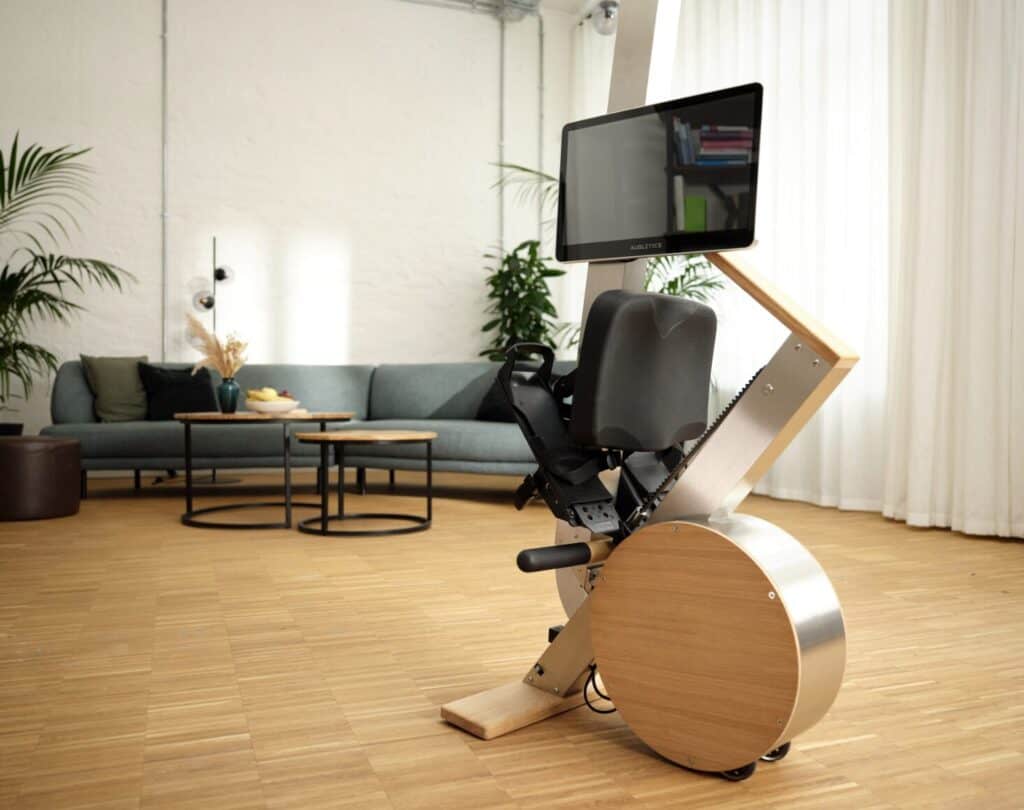 Le rameur Augletics Eight au design moderne en bois et en métal se trouve dans un salon élégant.