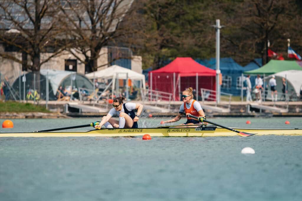 Lene Mührs et Hannah Reif remportent le championnat d’Allemagne d’aviron. Elles rament dans un deux sans barreur sponsorisé par AUGLETICS.